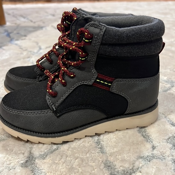 Oshkosh high tops for your little boy size 13 😎😘❤️🥰👌 - Picture 3 of 7